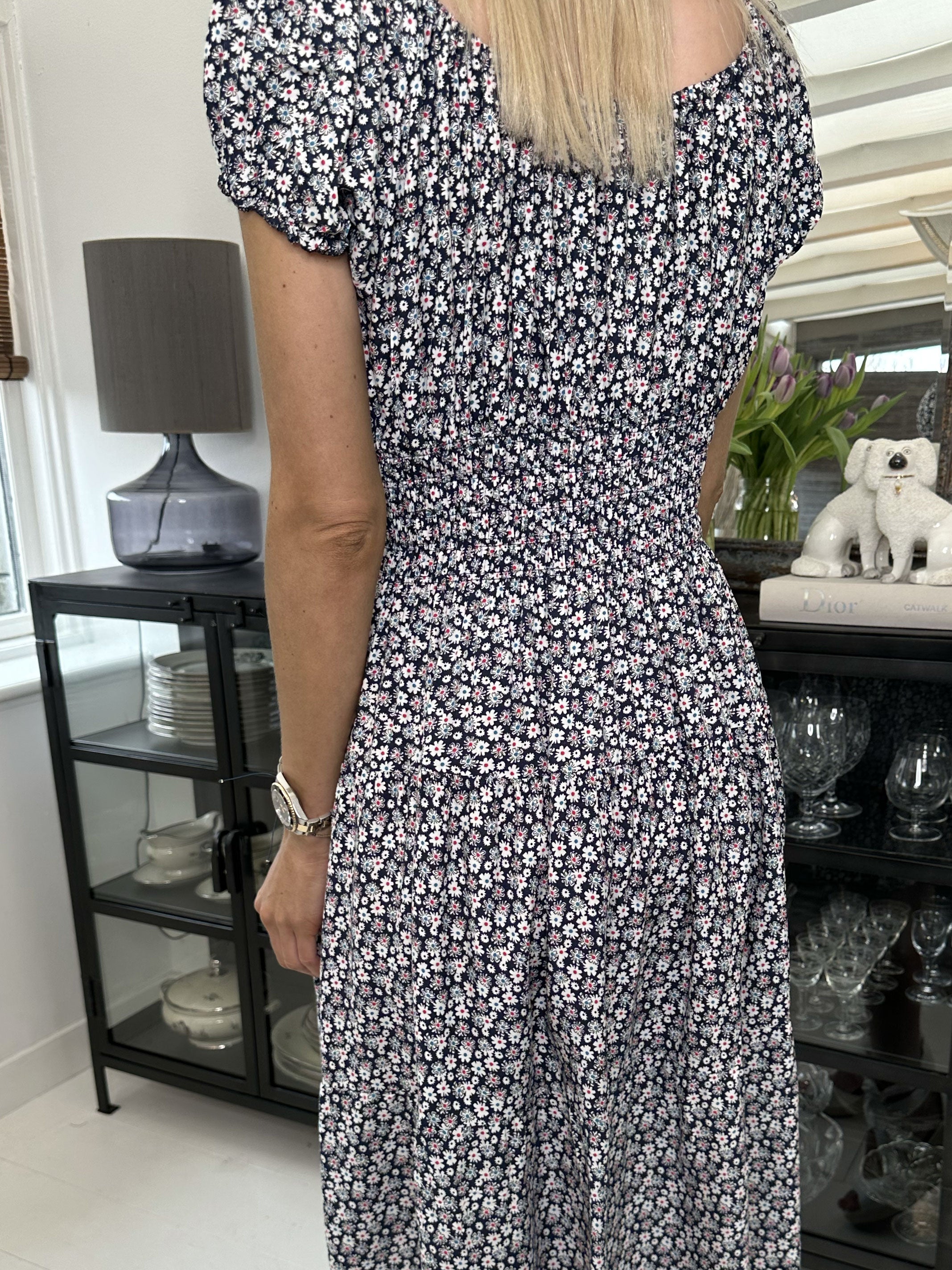 Finalia flower short - Söt liten blommig klänning med puffärmar och resår i midjan